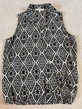 Daniel Rainn Black & White Sleeveless V-Neck Geometric Print Top